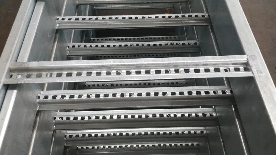 Ο Rustproof τύπος σκαλών γαλβάνισε προ το δίσκο καλωδίων 112m για βιομηχανικό