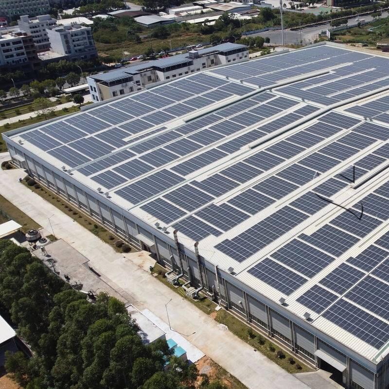 Βραχίονες στήριξης ηλιακών πάνελ συμβατοί με διαφορετικούς τύπους ηλιακών μονάδων, εξασφαλίζοντας την εγκατάσταση σε μεταλλικές στέγες