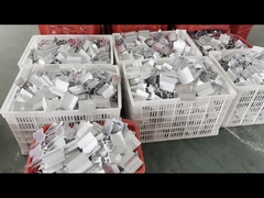 Προσαρμοσμένες λαβές για τοποθέτηση ηλιακών πάνελ σε μεταλλική οροφή